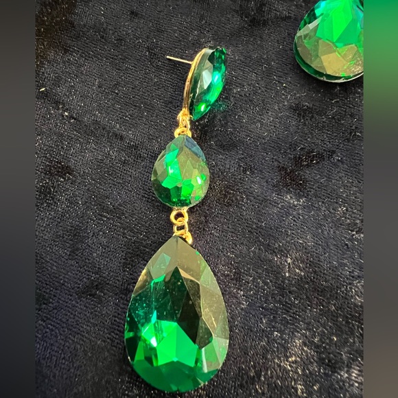 Emerald color stone earrings - Picture 3 of 3